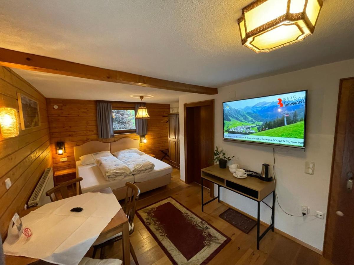 Gaestehaus Zugspitzblick Berwang Bagian luar foto
