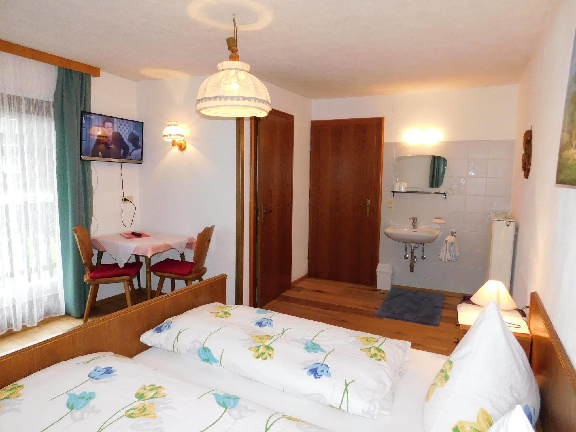 Gaestehaus Zugspitzblick Berwang Bagian luar foto